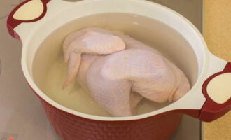 Ibuhos ang manok na may malamig na tubig at pakuluan ng isang oras.