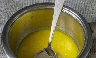 Ide is küldünk friss élesztőt, és mindent újra összekeverünk. Fontos, hogy a masszája ne legyen forró, hanem csak kissé meleg legyen.