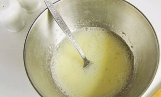 I en skål, skaka vatten, en tesked salt och vegetabilisk olja.