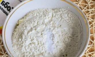 Thêm bột mì và muối đã rây với bột nở vào rồi xay thành vụn.