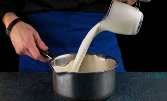 Đổ kem vào chảo và đun trên lửa nhỏ nhưng không đun sôi.