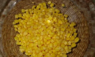 Inalis namin ang tubig mula sa de-latang mais at inilalagay ang produkto mismo sa isang malalim na mangkok ng salad.