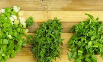 Hugasan at tuyo namin ang mga gulay at pinong tinadtad ang mga ito gamit ang isang kutsilyo.
