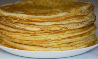 Bánh kếp sữa trứng kefir mỏng có lỗ đã sẵn sàng. Bạn co thể thử!