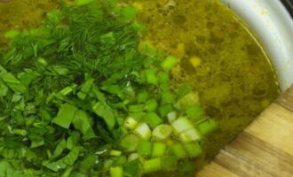 Magdagdag ng mga aromatic herbs sa aming sopas, pakuluan muli at patayin ang apoy. Pagkatapos ay isara ang kawali na may sopas na may takip at mag-iwan ng 10-20 minuto.