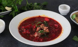 Borscht แบบคลาสสิกพร้อมหัวบีทเนื้อและกะหล่ำปลีพร้อม เสิร์ฟพร้อมสมุนไพรและครีมเปรี้ยว!