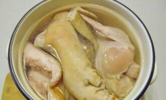 Häll ingredienserna med vatten och låt koka upp, sänk värmen och låt puttra under lock i 6 timmar, skumma bort skummet.
