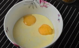 Đối với nước sốt, cho lòng đỏ trứng và kem vào tô sâu lòng.