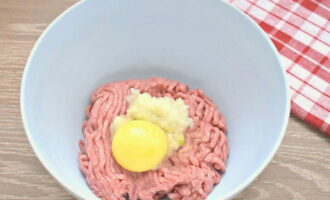 Vi bryter också ett hönsägg här.