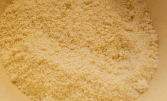 Trộn các thứ trong đĩa cho đến khi tạo thành các mảnh vụn mịn.
