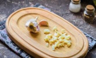 Trong khi đó, bóc vỏ tỏi và băm nhỏ tép.