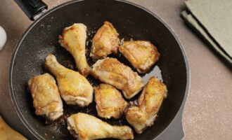 ตั้งกระทะด้วยน้ำมันพืชและทำให้ไก่เป็นสีน้ำตาลทุกด้านด้วยไฟแรง