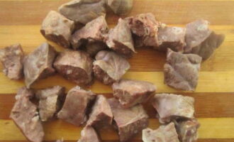 Răciți plămânul de porc fiert și tăiați-l în bucăți mici.