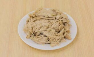 Pagkatapos ng isang oras, alisin ang manok mula sa sabaw at paghiwalayin ang karne mula sa mga buto.