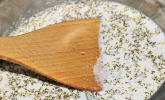 Tillsätt salt, mald svartpeppar, torkade örter och lagerblad till den uppvärmda grädden.