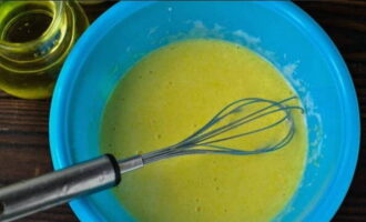 Agitați ingredientele folosind un tel.