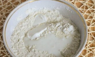 Đổ kefir, một quả trứng và kem chua.