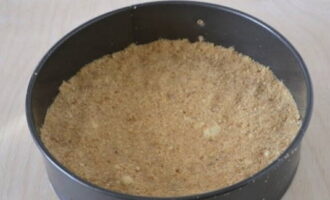 Binubuo namin ang base ng dessert at ilagay ang workpiece sa malamig sa loob ng 20 minuto, magsimulang magpainit sa oven sa 180 degrees.