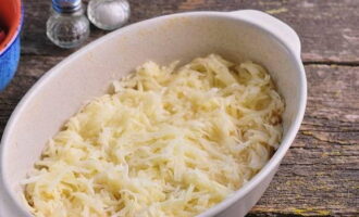 Lägg hälften av potatisen i en ugnsform, som vi först täcker med vegetabilisk olja.