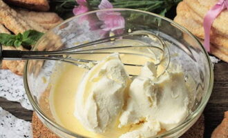 Adăugați brânză mascarpone la amestecul de gălbenușuri. Frământați și apoi puneți masa de proteine ​​aici.