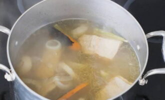 นำเนื้อหาของกระทะไปต้ม ลดไฟแล้วปรุงเป็นเวลา 40 นาที