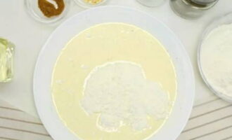 Thêm bột vào hỗn hợp của chúng tôi và trộn lại cho đến khi các cục biến mất.