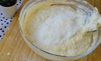 Trộn thìa bột còn lại với soda rồi đổ hỗn hợp này vào bột, trộn đều mọi thứ lại.