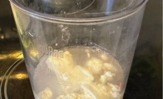 A szósz elkészítéséhez keverje össze a vizet paradicsompürével, liszttel, tejföllel, fekete borssal és sóval egy pohárban.