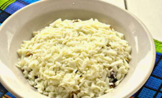 Hatiin ang binalatan na pinakuluang itlog sa mga puti at pula.Grate ang mga puti sa isang magaspang na kudkuran at ilagay ang mga ito sa susunod na layer, balutin ito ng mayonesa.