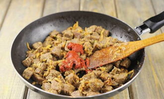 Ibuhos ang harina sa pinaghalong at mabilis na ihalo ang lahat. Pagkatapos ng isang minuto, ilagay ang tomato paste dito.
