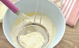 Chúng tôi cũng rây bột qua rây kim loại mịn.