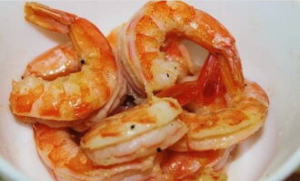 โรยหางกุ้งด้วยน้ำตาลเล็กน้อยและพริกไทยป่น ทอดเป็นเวลา 60 วินาทีแล้วใส่ในชาม