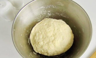 Vi samlar blandningen i en boll och, täckt med en handduk, lämnar den i rumstemperatur.