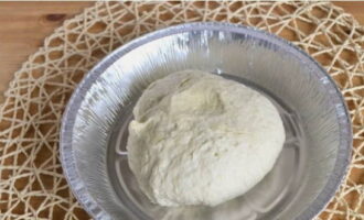 Nhào bột, bọc lại bằng màng bọc thực phẩm và đặt lên kệ tủ lạnh.