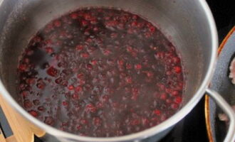 Đun sôi nước sốt lingonberry trên lửa nhỏ trong 10 phút cho đến khi hỗn hợp đặc lại.