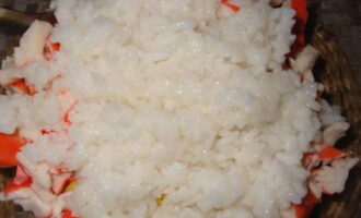 Dinadagdagan namin ang pagkain sa mangkok ng salad na may pinakuluang bigas. Mahalagang huwag mag-overcook ito upang ang produkto ay mananatiling malutong at angkop para sa salad. Upang gawin ito, maaari mong lutuin ang bigas nang mga 15 minuto, pagkatapos ay iwanan itong natatakpan sa naka-off na kalan.