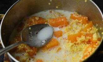 Passats 10 minuts, aboqueu la llet de vaca a la paella en la quantitat especificada.