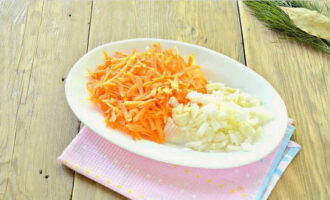 Nghiền cà rốt và thái nhỏ hành tây.