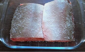 Omvänt, placera den återstående fisken med skinnsidan uppåt.
