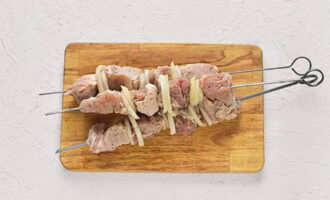 Col·loqueu la carn de porc marinada juntament amb les rondelles de ceba a les broquetes i deixeu-ho coure a les brases. El shish kebab sortirà meravellós. Bona gana!