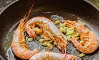 Thêm tỏi băm nhỏ và gia vị.