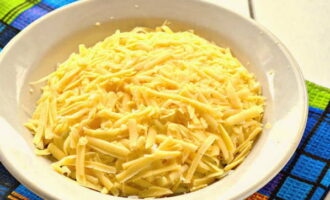 Grate ang keso sa isang magaspang na kudkuran at ikalat ang mga pinagkataman sa layer ng protina. Grasa ang layer ng keso ng mayonesa.