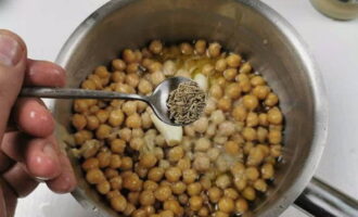 Dinadagdagan namin ang mga chickpeas na may kumin at langis ng oliba.