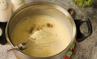 Thêm muối, gia vị và Parmesan bào mịn vào đây.