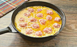 Meng de tomatenpuree apart met mayonaise en gekookt water. Giet de resulterende saus over onze gehaktballetjes met uien en wortels.
