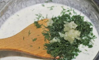 Tillsätt hackad vitlök och dill i såsen.