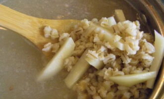 Idagdag ang mga patatas, gupitin sa mga piraso, sa inihandang sabaw at lutuin ng 15 minuto.