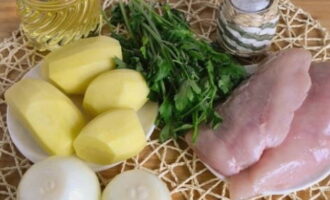 Để làm nhân, rửa sạch thịt gà, loại bỏ vỏ và vỏ khỏi khoai tây và hành tây.