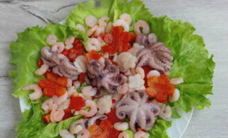 จัดวางอาหารทะเลอย่างระมัดระวัง