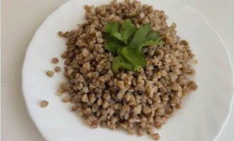 โจ๊กบัควีทร่วนพร้อมน้ำในกระทะพร้อม! เพิ่มเนยและเพลิดเพลิน อร่อย!